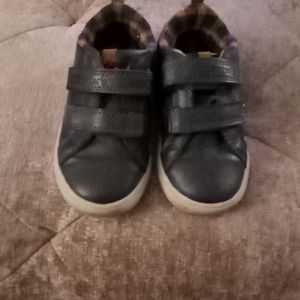 Navy blue tennis shoes